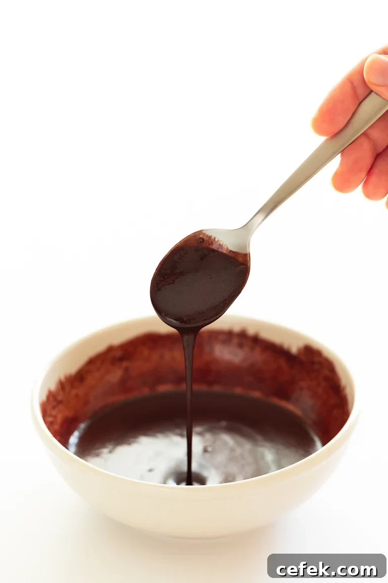Homemade Chocolate Syrup (2 Ingredients). - Learn how to make homemade chocolate syrup in 2 minutes, using just 2 ingredients. It's a healthy alternative to store-bought syrups. #vegan #glutenfree #simpleveganblog