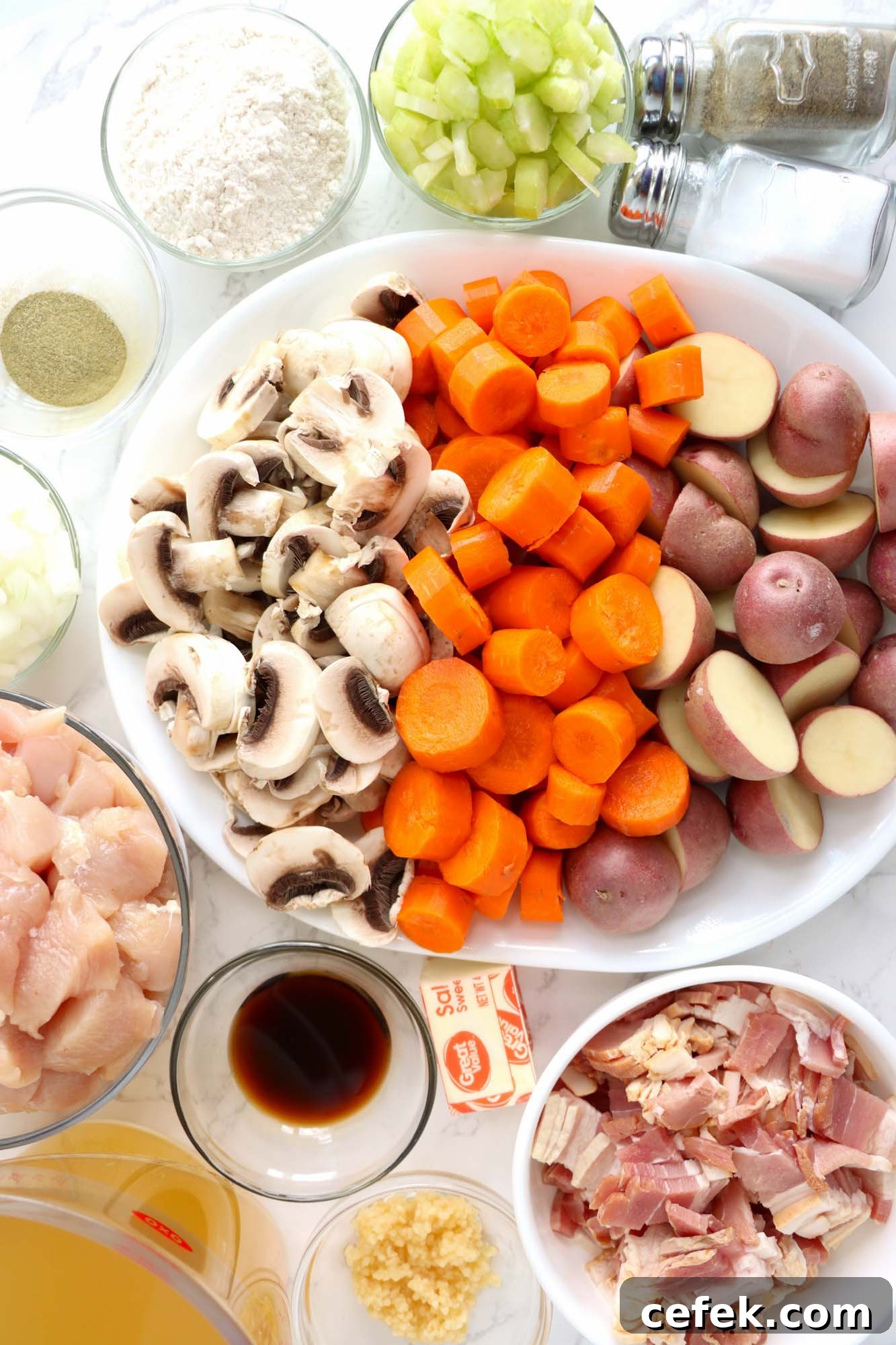 Ingredients needed to make chicken stew with bacon.