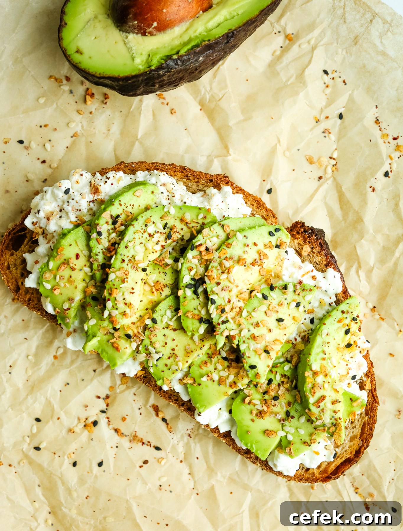 toast with avocado and everything bagel seasoning topping