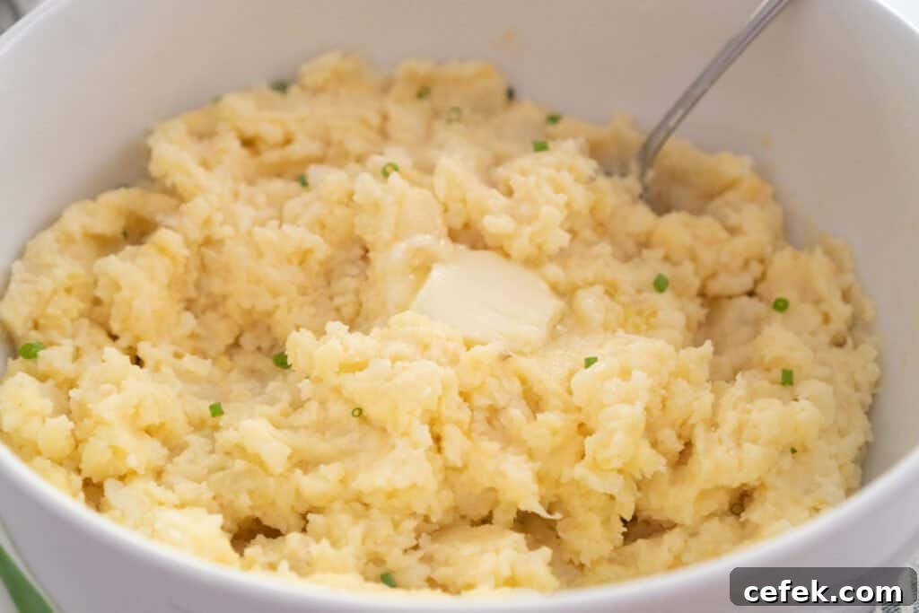 mashed potatoes in white bowl