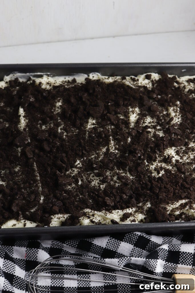 cut cake with Oreos