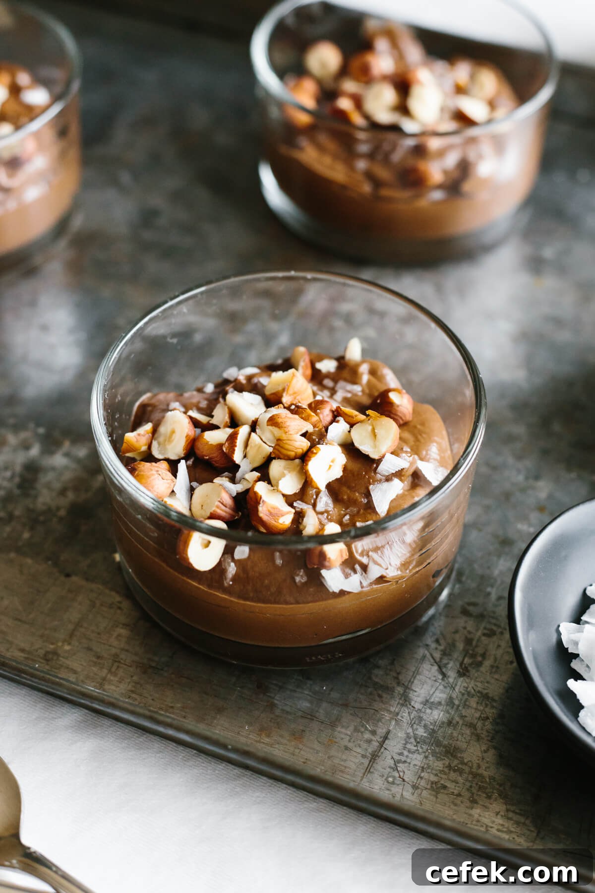 Chocolate avocado pudding in serving bowls.