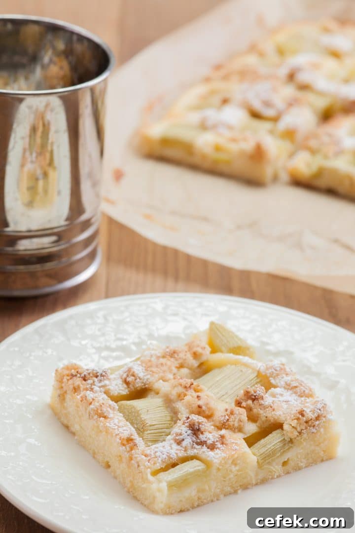 rhubarb-crumble-cake